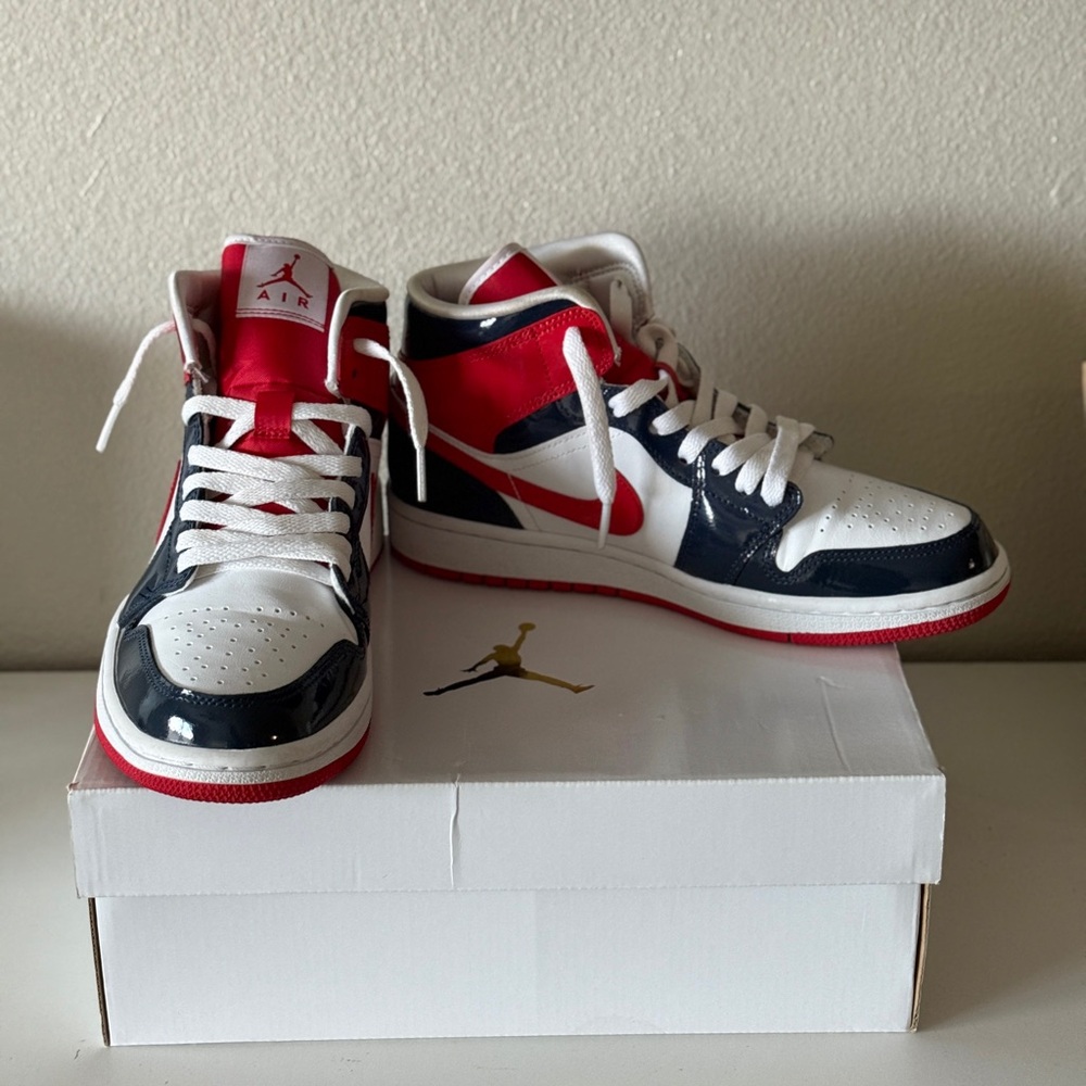 Women’s Air Jordan 1 Mid SE Midnight Blue/University Red - Woman’s 8